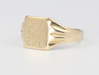 A gentleman's 9ct yellow gold signet ring, 3.6 grams, size V
