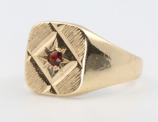 A 9ct yellow gold garnet signet ring, 6 grams, size Q