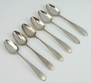 A set of 6 Georgian Irish silver teaspoons with bright cut decoration, 56 grams, Dublin 