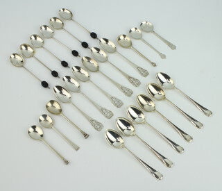 A set of 6 silver teaspoons, Sheffield 1941, a quantity of other tea and coffee spoons, 236 grams 