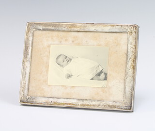 An 800 standard rectangular silver photograph frame 17cm x 12cm 