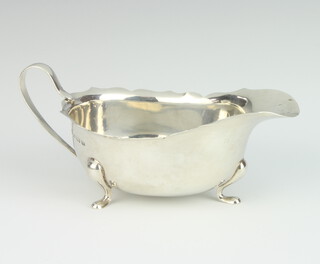 A silver sauce boat with simple handle Birmingham 1931, 118 grams 
