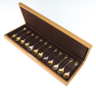 A set of 12 silver Royal Society for the Protection of Birds spoon collection, London 1975, 320 grams