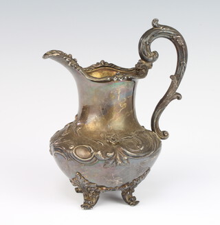 A William IV silver cream jug with scroll decoration on scroll feet, London 1833, 334 grams 