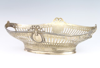 A Continental 800 pierced basket with ribbon decoration 474 grams, 30cm