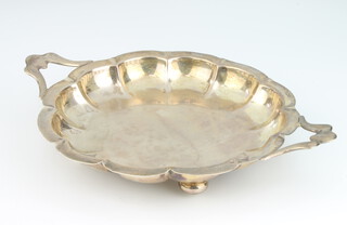 An Edwardian silver 2 handled shallow dish on bun feet, Sheffield 1905, 376 grams, 27cm 