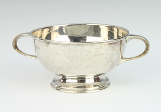 A silver 2 handled bowl of plain form, Sheffield 1965, 163 grams