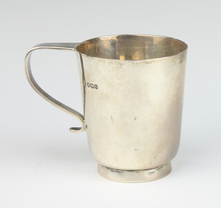A silver christening mug of plain form Sheffield 1919, 8cm, 145 grams 
