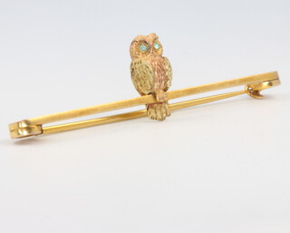A 9ct yellow gold owl bar brooch with gem set eyes, 50mm, 2.6 grams