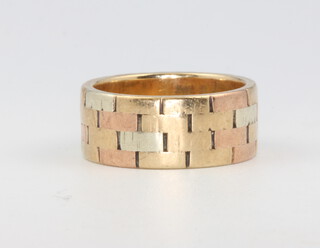 A 9ct 2 colour gold wedding band 7.6 grams, size N 