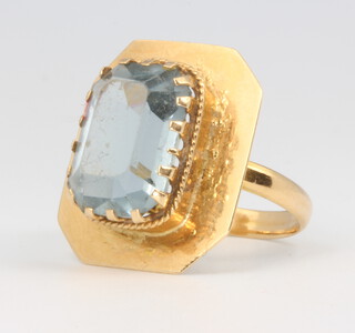 An 18ct yellow gold aquamarine dress ring, 11.3 grams, size L 