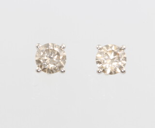 A pair of 18ct white gold brilliant cut diamond ear studs 1.18ct, colour J/K, clarity SI 
