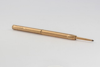 A 9ct yellow gold engine turned propelling pencil 7cm 