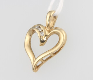 A 9ct yellow gold heart shaped diamond pendant 22mm, 1.8 grams 