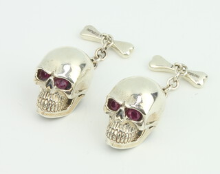 A pair of silver skull cufflinks, 13 grams 