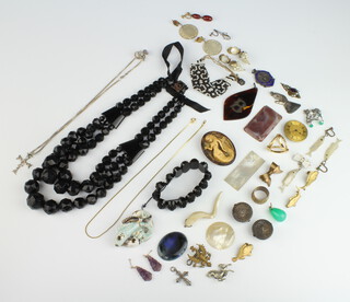 A quantity of jet and other costume jewellery 
