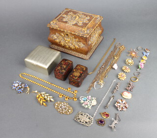 A collection of minor costume jewellery including brooches, earrings, etc contained in an oak jewellery casket 