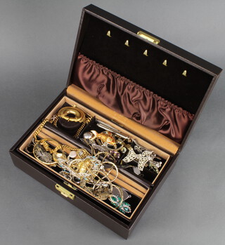 A quantity of vintage jewellery contained in a suede mounted jewellery box 