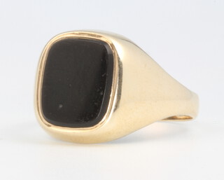 A gentleman's 9ct yellow gold onyx signet ring, 4 grams, size U 