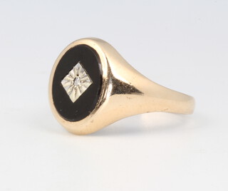 A gentleman's 9ct yellow gold onyx and diamond ring, 3.8 grams, size Q 