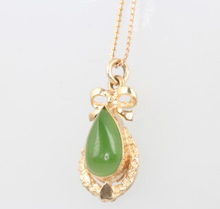 A 9ct yellow gold jade pendant and chain 