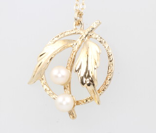 A 9ct yellow gold pearl pendant and chain 3.3 grams