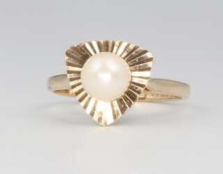 A 9ct yellow gold pearl ring, 2.5 grams, size O 