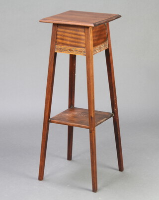 An Edwardian square oak 2 tier jardiniere stand 84cm h x 30cm w x 30cm d 