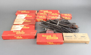 A collection of Triang HO/OO rails etc 