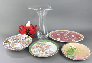 A Chinese red glazed shaped teapot, the lid decorated a seated figure 13cm x 15cm, a Chinese oval meat plate 35cm x 26cm, 2 Japanese dishes and an Art Glass vase 33cm x 25cm  
