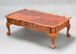 A Georgian style inlaid mahogany coffee table fitted 2 drawers, raised on cabriole supports 46cm h x 131cm w x 76cm d 