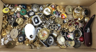 Minor costume jewellery 