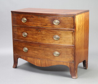 A Georgian mahogany bow front chest of 3 drawers with brass plate drop handles and escutcheons, raised on splayed bracket feet 88cm h x 105cm w x 52cm d 
