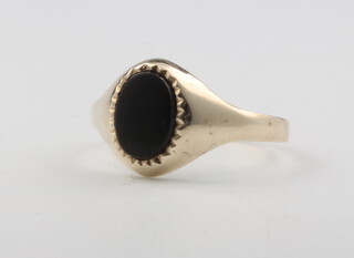 A 9ct yellow gold onyx signet ring, 1.3 grams, size L 