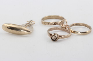 Two 9ct yellow gold charms of a yacht and 3 rings, 1.6 grams 