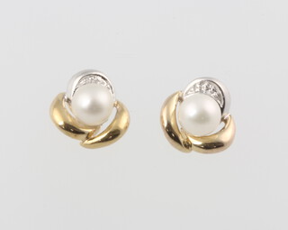 A pair of 9ct yellow gold cultured pearl ear studs 1 gram 
