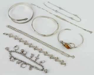 A silver necklace and minor silver jewellery 100 grams