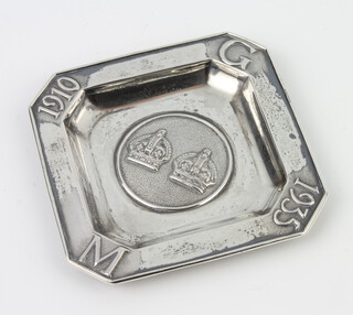 A silver ashtray with repousse decoration Birmingham 1934, 32 grams, 7cm 
