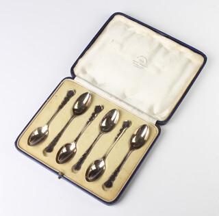 A set of 6 silver cased coffee spoons London 1932, 62 grams