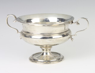 A silver 2 handled pedestal trophy cup London 1912, 17cm, 204 grams 