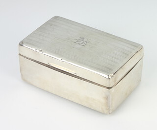 A rectangular engine turned silver cigarette box with engraved crest Birmingham 1925, 14cm 