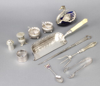 An Edwardian plated crumb scoop and minor plated wares 