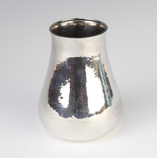 A silver bulbous hammer pattern vase, London 1984, 339 grams, 13cm 