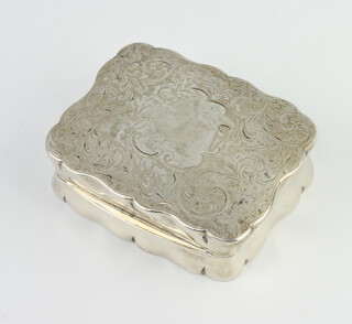 An Edwardian engraved silver table snuff box Chester 1905, 57 grams, 6cm 