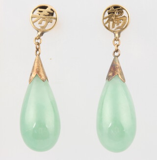 A pair of yellow gold pear cut jade earrings 35mm 