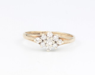 A 9ct yellow gold cluster ring 1.5 grams, size K 