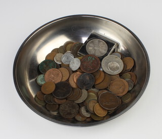 A quantity of world coins 