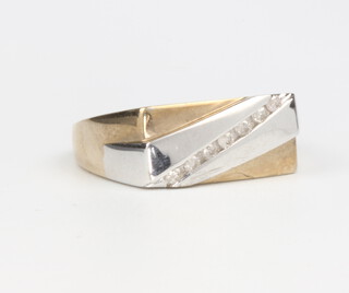 A gentleman's 9ct 2 colour gold diamond ring 4.1 grams, size O  
