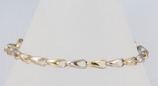 An 18ct 2 colour gold bracelet 5.9 grams, 20cm 