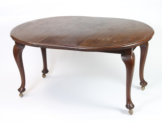 An Edwardian mahogany oval extending dining table with 1 extra leaf raised on cabriole supports 72cm h x 103cm w x 152cm l (top heavily pitted)